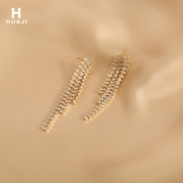 Модерни дамски дълги обици с пискюли и камъни