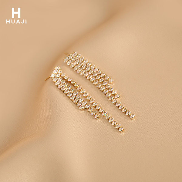 Модерни дамски дълги обици с пискюли и камъни