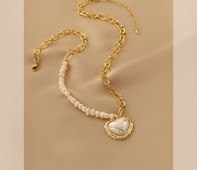 Дамско колие в златист цвят с перли и висулка сърце