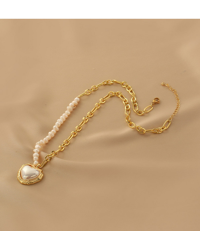 Дамско колие в златист цвят с перли и висулка сърце