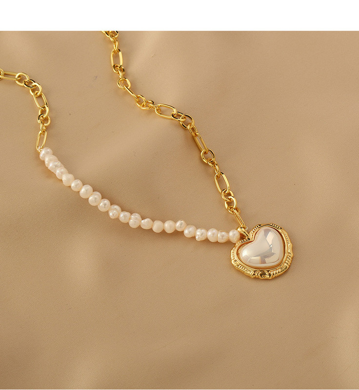 Дамско колие в златист цвят с перли и висулка сърце