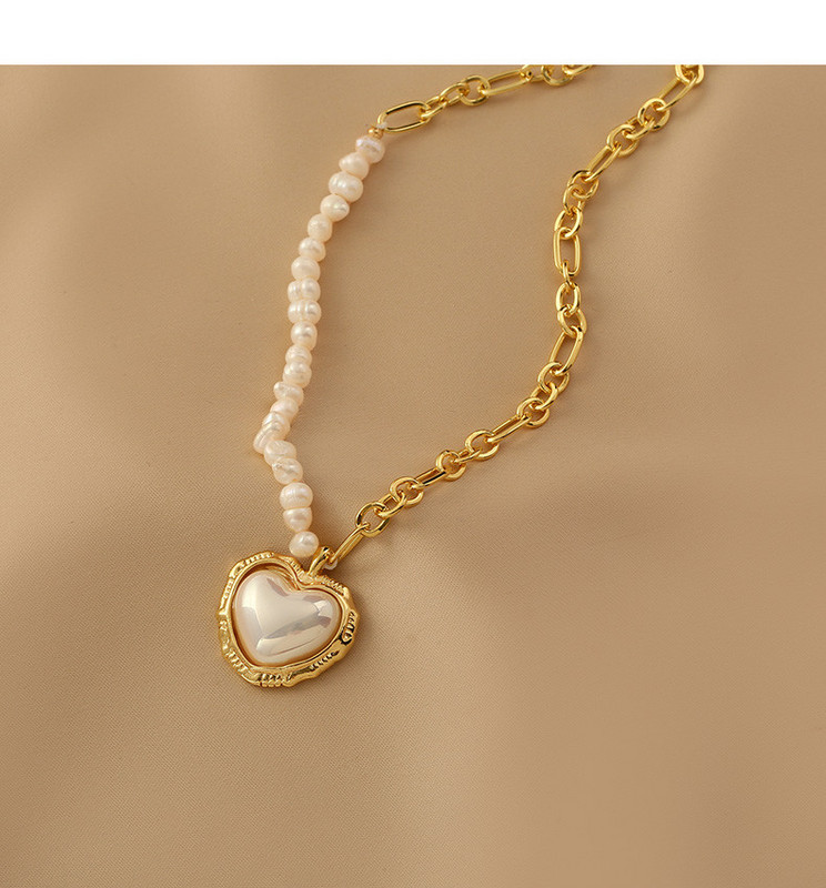 Дамско колие в златист цвят с перли и висулка сърце