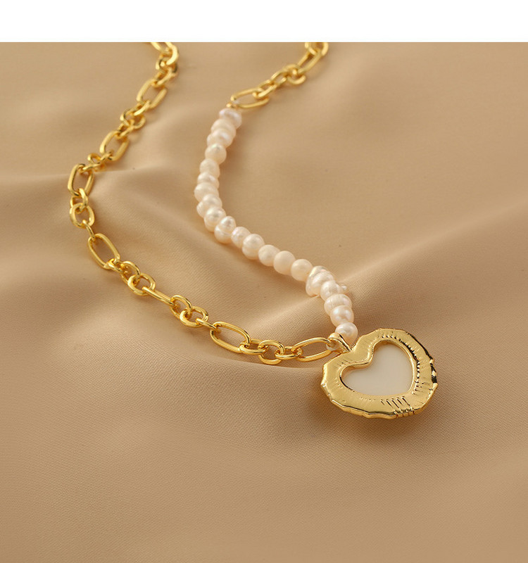 Дамско колие в златист цвят с перли и висулка сърце