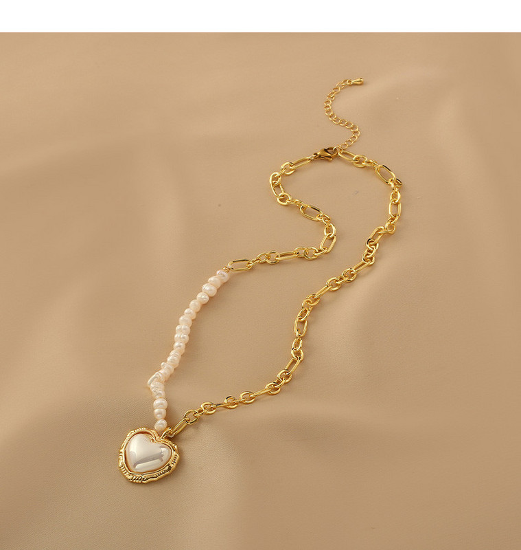 Дамско колие в златист цвят с перли и висулка сърце