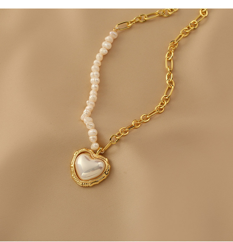 Дамско колие в златист цвят с перли и висулка сърце