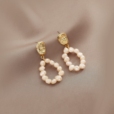 Κομψά γυναικεία σκουλαρίκια με μενταγιόν και πέρλες