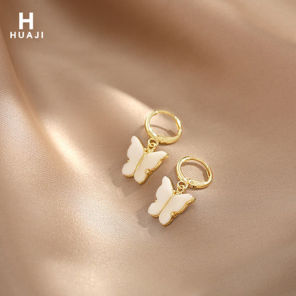 Модерни дамски обеци с висулка пеперуда къс модел