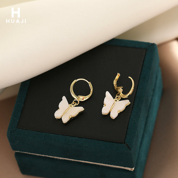 Модерни дамски обеци с висулка пеперуда къс модел