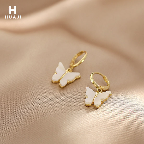 Модерни дамски обеци с висулка пеперуда къс модел