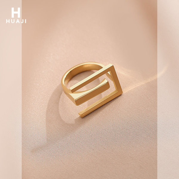 Ženski moderan prsten jednobojni model zlatne boje