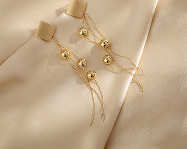 Γυναικεία σκουλαρίκια με μακριές φούντες σε χρυσό χρώμα