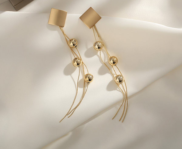 Γυναικεία σκουλαρίκια με μακριές φούντες σε χρυσό χρώμα
