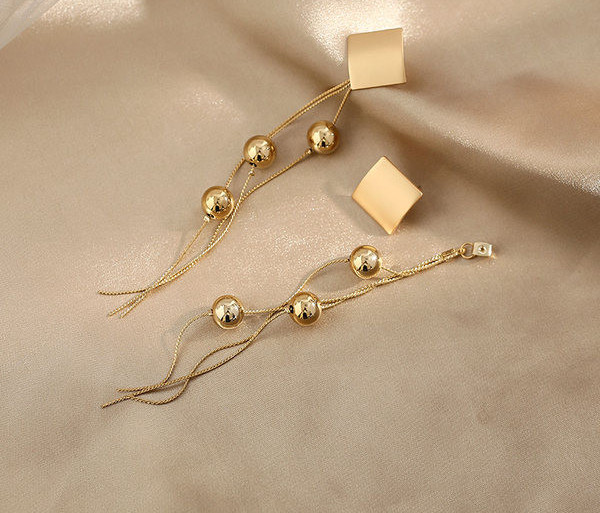 Γυναικεία σκουλαρίκια με μακριές φούντες σε χρυσό χρώμα