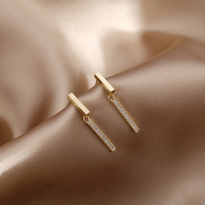 Γυναικεία σκουλαρίκια σε χρυσό χρώμα και πέτρες - κρεμαστά