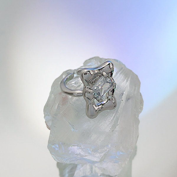 Σύγχρονο γυναικείο δαχτυλίδι με διακοσμητική πέτρα