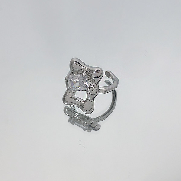 Σύγχρονο γυναικείο δαχτυλίδι με διακοσμητική πέτρα