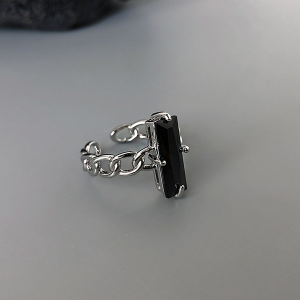 Μοντέρνο γυναικείο δαχτυλίδι σε ασημί χρώμα με μεγάλη μαύρη διακοσμητική πέτρα