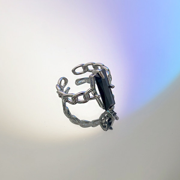 Μοντέρνο γυναικείο δαχτυλίδι σε ασημί χρώμα με μεγάλη μαύρη διακοσμητική πέτρα