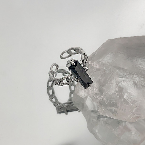 Μοντέρνο γυναικείο δαχτυλίδι σε ασημί χρώμα με μεγάλη μαύρη διακοσμητική πέτρα