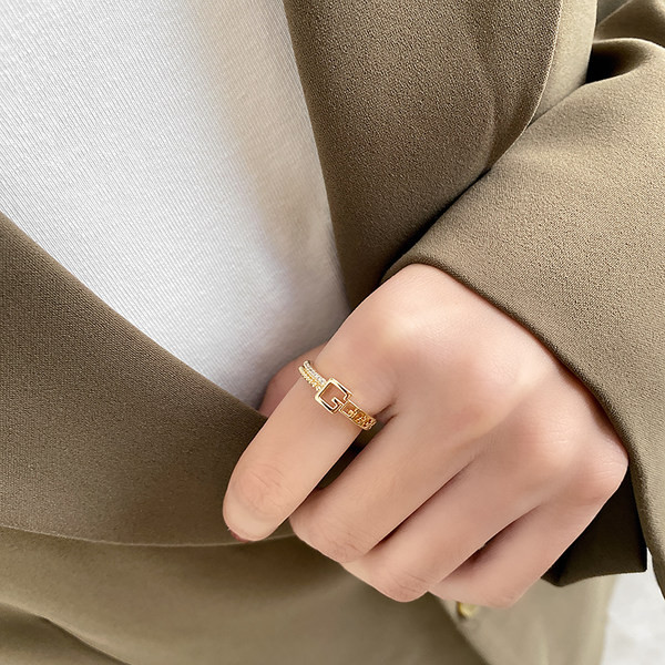 Κομψό γυναικείο δαχτυλίδι σε χρυσό χρώμα