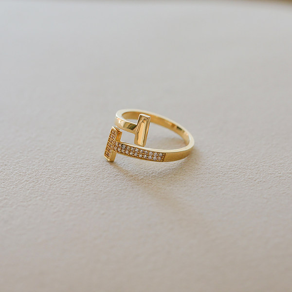 Нов модел дамски пръстен с камъни