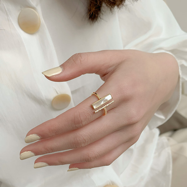 Γυναικείο δαχτυλίδι σε χρυσό χρώμα