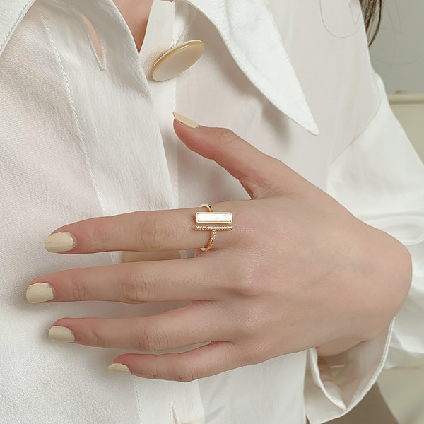 Γυναικείο δαχτυλίδι σε χρυσό χρώμα