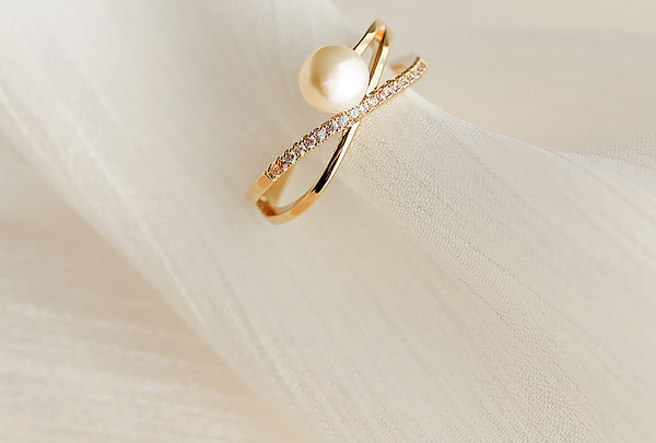 Μοντέρνο γυναικείο δαχτυλίδι με πέρλα και πέτρες