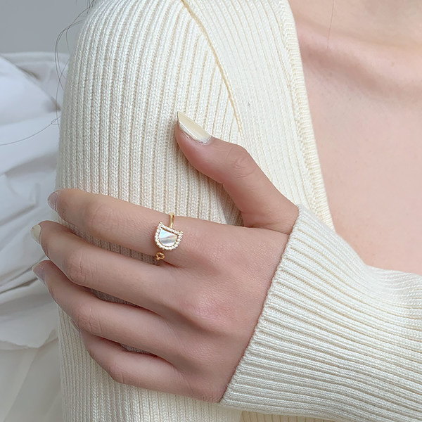 Μοντέρνο δαχτυλίδι με πέτρες-χρυσό χρώμα