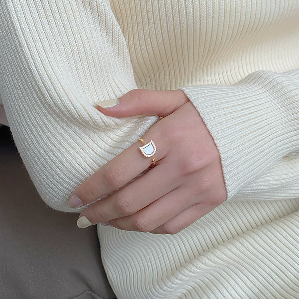 Μοντέρνο δαχτυλίδι με πέτρες-χρυσό χρώμα