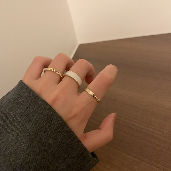Σετ με τρία γυναικεία δαχτυλίδια σε χρυσό χρώμα