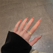 Μοντέρνο γυναικείο δαχτυλίδι σε δύο μοντέλα με πέτρες