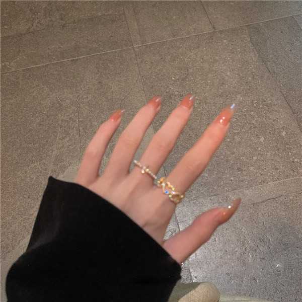 Μοντέρνο γυναικείο δαχτυλίδι σε δύο μοντέλα με πέτρες