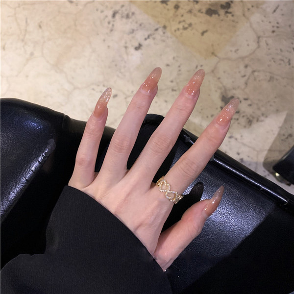 Μοντέρνο γυναικείο δαχτυλίδι σε δύο μοντέλα με πέτρες