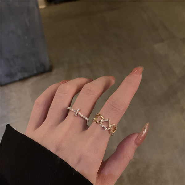 Μοντέρνο γυναικείο δαχτυλίδι σε δύο μοντέλα με πέτρες