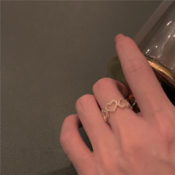 Μοντέρνο γυναικείο δαχτυλίδι σε δύο μοντέλα με πέτρες