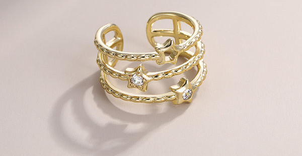 Γυναικείο δαχτυλίδι σε χρυσό χρώμα και αστέρια