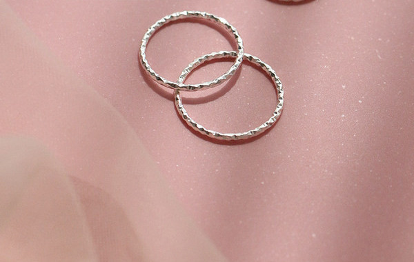 Μοντέρνο γυναικείο σετ δαχτυλιδιών απλό μοντέλο