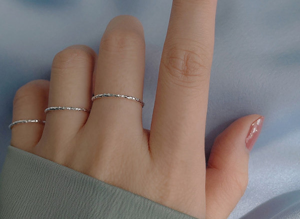 Μοντέρνο γυναικείο σετ δαχτυλιδιών απλό μοντέλο