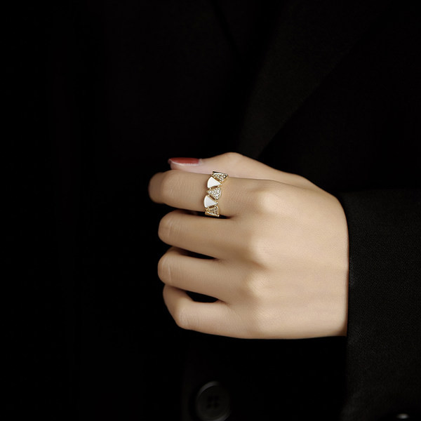 Νέο μοντέλο γυναικείο δαχτυλίδι σε χρυσό χρώμα με διακοσμητικές πέτρες