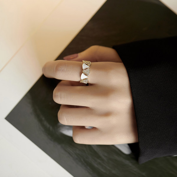 Νέο μοντέλο γυναικείο δαχτυλίδι σε χρυσό χρώμα με διακοσμητικές πέτρες