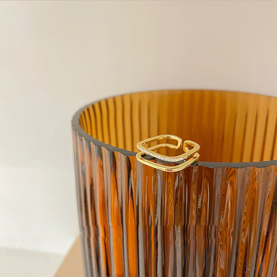 Κομψό γυναικείο τετράγωνο δαχτυλίδι με πέτρες