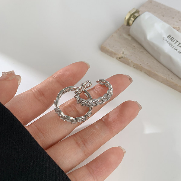 Ženski prsten dva modela sa ukrasnim kamenčićima