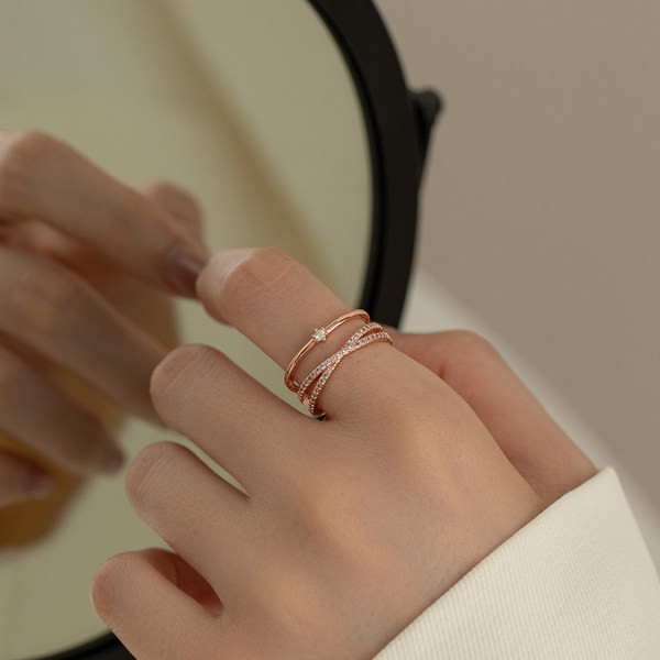 Модерен пръстен с кръстосани халки с камъни