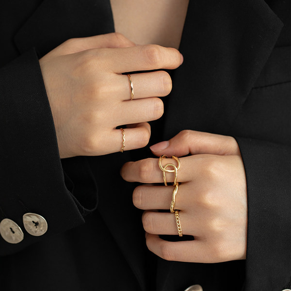 Κρεμαστά γυναικεία σκουλαρίκια διακοσμημένα με πέρλες