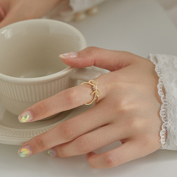 Ženski prsten u zlatnoj boji