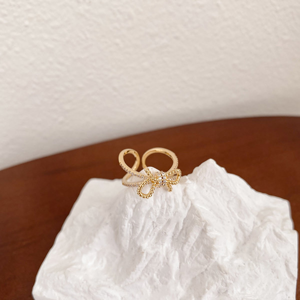 Ženski prsten u zlatnoj boji