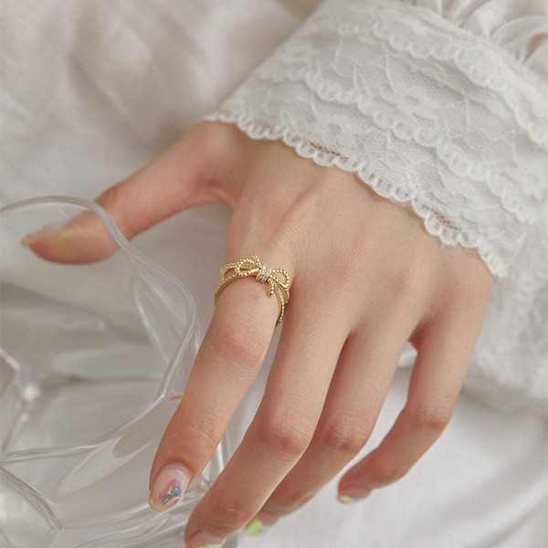 Ženski prsten u zlatnoj boji