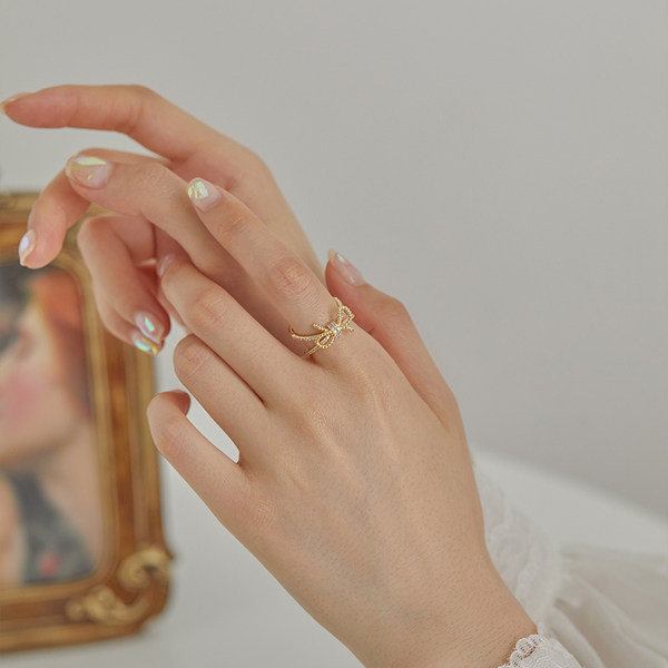 Ženski prsten u zlatnoj boji