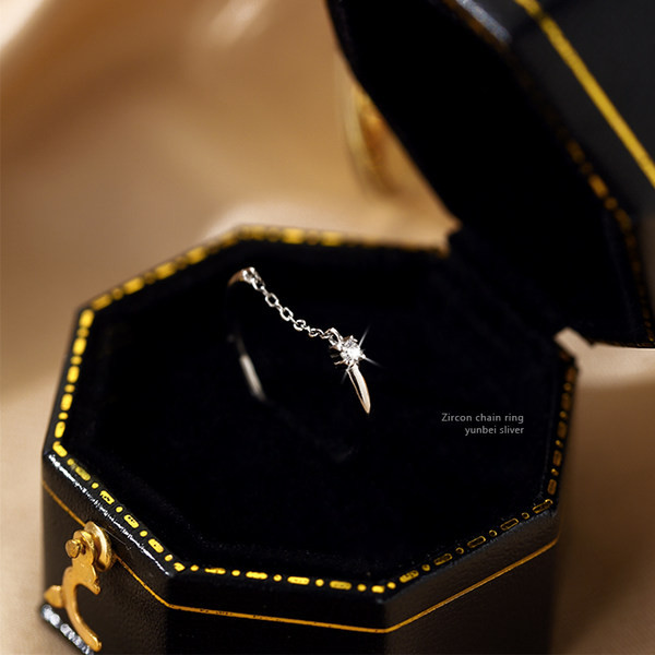 Μοντέρνο γυναικείο δαχτυλίδι μονόχρωμο μοντέλο σε χρυσό χρώμα